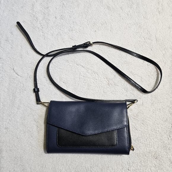 Vera Bradley Handbags - Vera Bradley leather crossbody